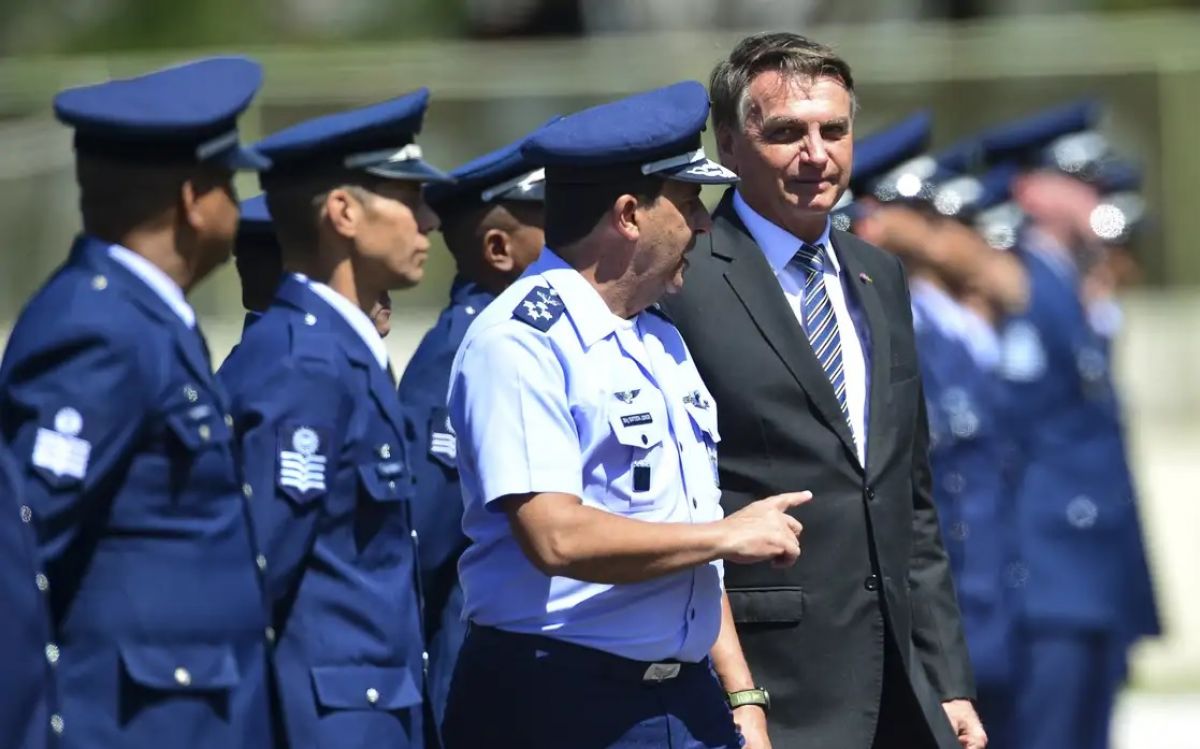 Forças Armadas barraram tentativa de golpe de Bolsonaro, confirma ex-comandante da FAB